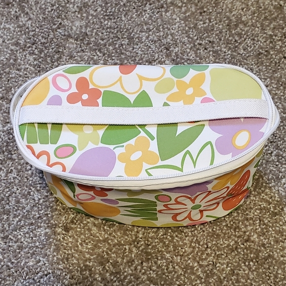 12/$30  π©βπ¦±π€  2 hair items and cosmetics bag - Picture 5 of 7